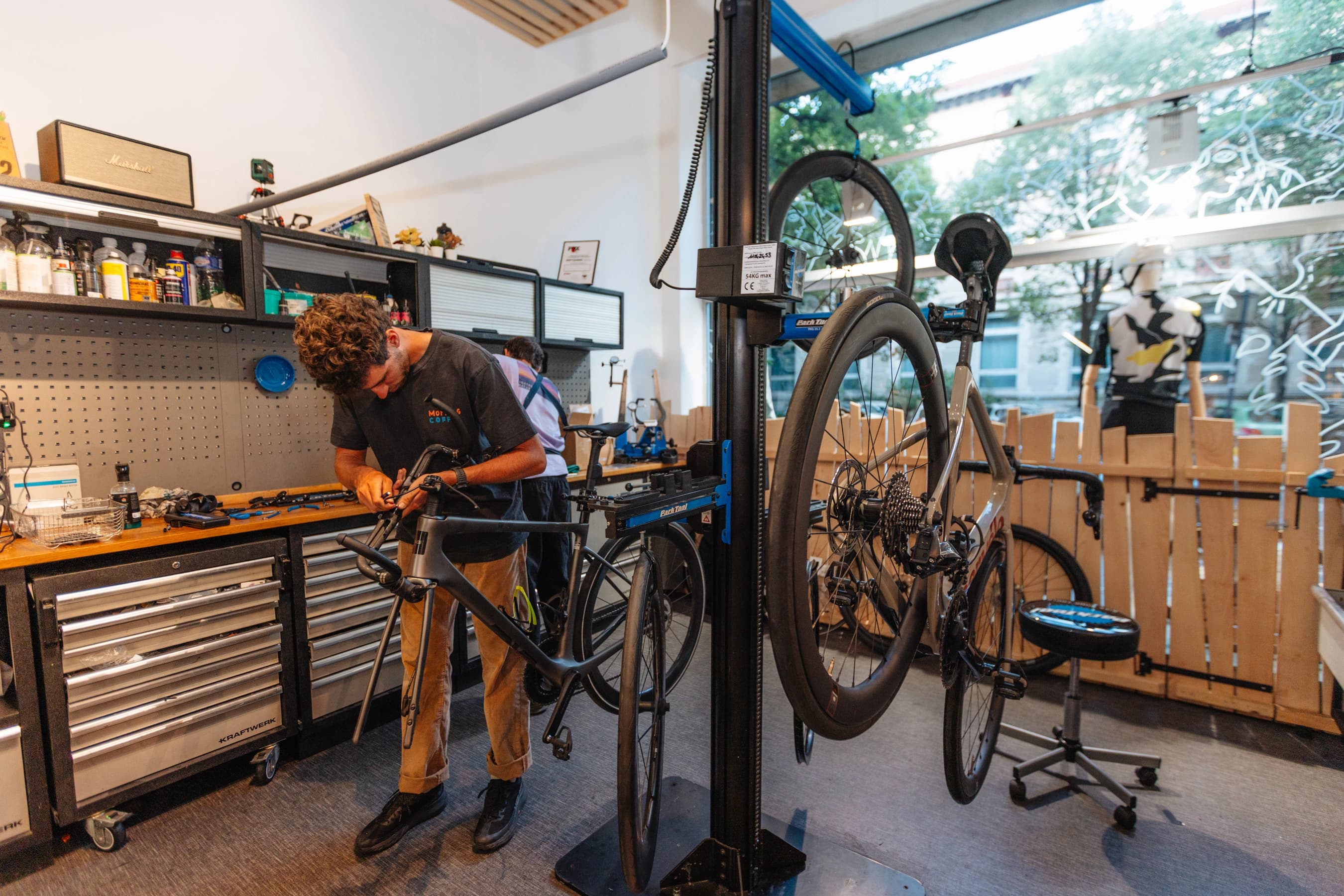 Vélo en cours de prise en charge dans l'atelier Hors Catégorie