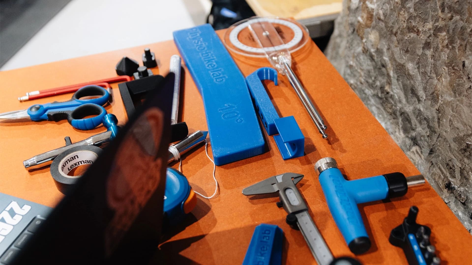 Outils de précision rangés dans l'atelier Hors Catégorie